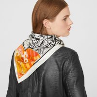 bandana-70-balade-en-berline-application-coeur--943423SC06-worn-5-0-0-1700-1700-q99_b.jpg