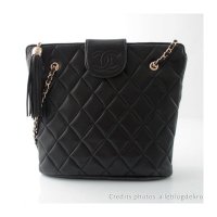 chanel-tote-bag-vintage-calfskin-smooth-black-gold-jewelery.jpg