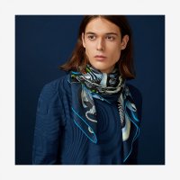 scarf-140--553562T 02-worn.jpg