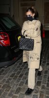 bella-hadid-dinner-with-mom-yolanda-hadid-08.jpg