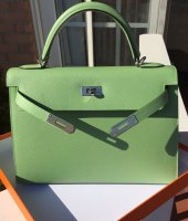 Back to work. Swipe for the details of this chameleon bag color, vert amande…  #yasminGoesToWork