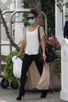 kate-beckinsale-takes-her-dog-with-her-to-a-meeting-at-shutters-hotel-in-santa-monica-californ...jpg