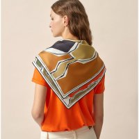 la-danse-des-chevaux-double-face-scarf-90--903576S 01-worn-8-0-0-1700-1700-q99_b.jpg