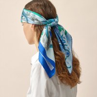 rencontres-heureuses-scarf-90--003725SU01-worn-7-0-0-1700-1700-q99_b.jpg