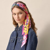 ring-scarf--783724SU01-worn-7-0-0-720-720_b.jpg