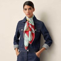 astronomie-astrologie-double-face-scarf-90--903689S 03-worn-8-0-0-1700-1700-q50_b.jpg