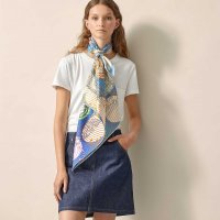 astronomie-astrologie-double-face-scarf-90--903689S 05-worn-8-0-0-1700-1700-q50_b.jpg