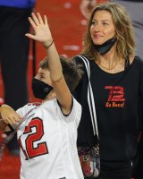 gisele-bundchen-tom-brady-kiss-super-bowl-field-35.jpg