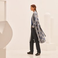 manteau-twillaine-imprime-l-atelier-de-robert-dallet--1E2830D47S-worn-2-0-0-1700-1700-q99_b.jpg