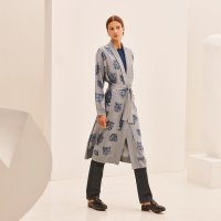manteau-twillaine-imprime-l-atelier-de-robert-dallet--1E2830D47S-worn-3-0-0-1700-1700-q99_b.jpg