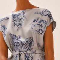 robe-ceinturee-imprime-l-atelier-de-robert-dallet--1E0535D37S-worn-5-0-0-1700-1700-q99_b.jpg