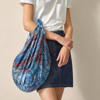surteint-bleu-scarf-90--113721SU00-worn-7-0-0-1700-1700-q99_b.jpeg