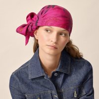 carre-90-surteint-pivoine--113737SU02-worn-7-0-0-1700-1700-q99_b.jpg