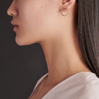 echappee-hermes-earrings-medium-model--219597B 00-worn-2-0-0-850-850_b.jpeg