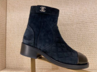 dark blue boots.png