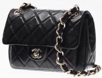 small-flap-bag-black-calfskin-gold-tone-metal-calfskin-gold-tone-metal-packshot-artistique-vue...jpg