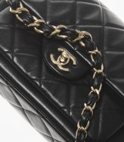 small-flap-bag-black-calfskin-gold-tone-metal-calfskin-gold-tone-metal-packshot-artistique-vue...jpg
