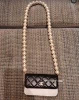 maxi pearl wallet on chain black.png