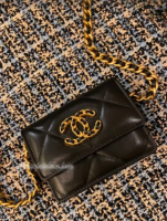 Chanel 19 beltbag.png