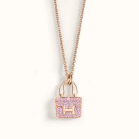 amulettes-constance-pendant--121303B 00-worn-1-0-0-850-850_b.jpg