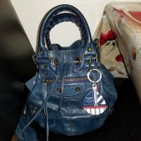 balenciaga pom pon 20220222_114628.jpg