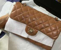 chanel_classic_flap_caramel_sm_1651995963_3fdb6f31_progressive.jpg