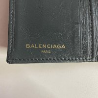 authentic_balenciaga_flip_wall_1656516552_3b354f8c_progressive.jpeg