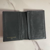 authentic_balenciaga_flip_wall_1656516552_5ba952a8_progressive.jpeg
