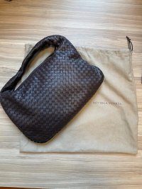 bottega_veneta_hobo_bag_1668065047_ac39137d_progressive.jpeg