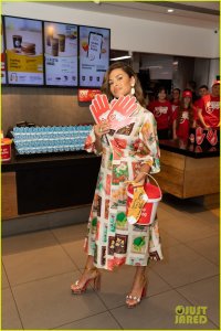 eva-mendes-rmh-sydney-appearance-bucket-03.jpg