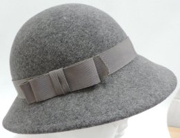 Burberrys side hat bow.jpg