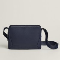 flash-messenger-28-relief-bag--078623CKAA-worn-1-0-0-1000-1000_b-3837442455.jpeg