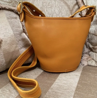 simonalouis fake poshmark J7R-9019.png