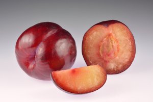 Plums_African_Rose_-_whole,_halved_and_slice.jpg