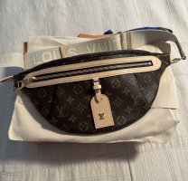 LV landing!!! Super stoked. 2 out 3 wish lists are here. The bumbag is a  dream. I. Love. Her. The MM agenda will fits inside and will be utilised as  a wallet/organizer.