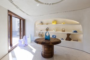 bottega-veneta-st-stropez-designboom-05.jpg