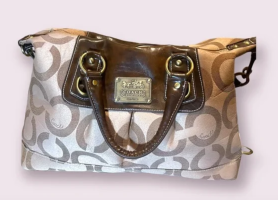 Poshmark rashaudg fake coach sig bag front.png