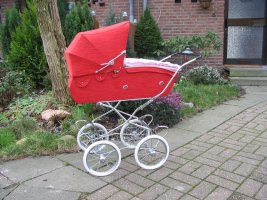 Anjas roter Puppenwagen 043.jpg