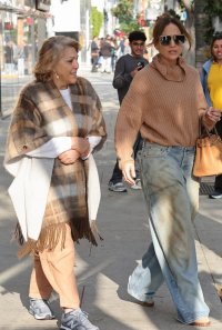 jennifer-lopez-goes-shopping-with-her-mom-in-beverly-hills-05.jpg