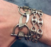 gucci chiodo bangle.jpg