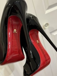 louboutin fake emblem (Medium).jpg
