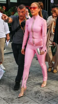 Screenshot 2025-04-21 at 11-59-08 Pink-Hammer von JLo Jennifer Lopez macht Formel 1 verrückt ...webp
