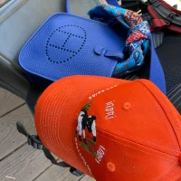 PiqueFleuri-OrangeHat.webp