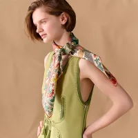 dans-les-bras-de-selene-scarf-90--004284S 02-worn-4-0-0-800-800_g.webp