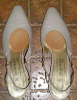 Bruno Magli ivory sling back pumps - foot pad.jpg