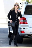 Reese Witherspoon wearing black stops off 2aOSIogdTill.jpg