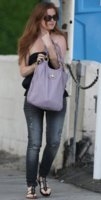 isla-fisher-with-parker-slim-tote-in-mauve-and-geralynn-sandals-in-black.JPG