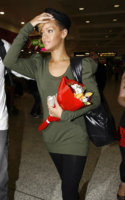 rihanna-021310-1.jpg
