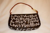 LV Grafitti Pochette.jpg