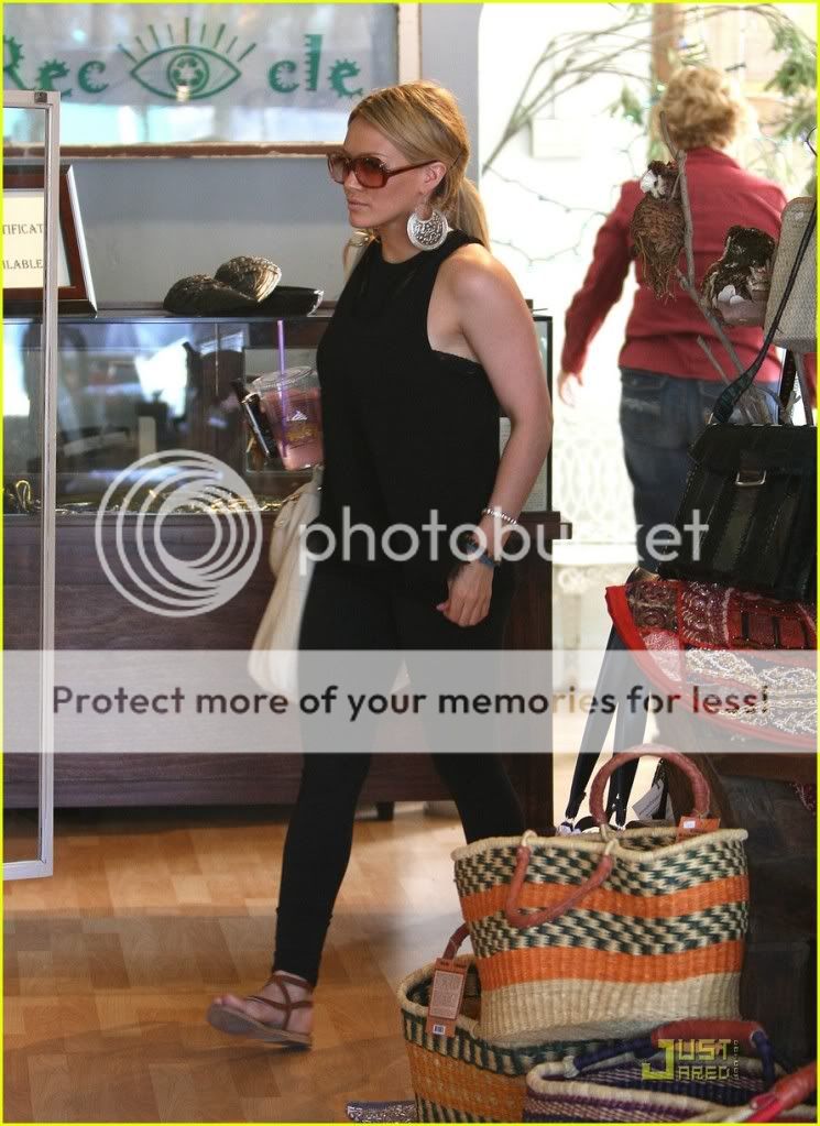 hilary-duff-caioti-pizza-cafe-04.jpg